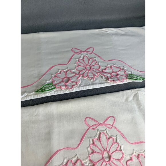 Vintage pillowcases pair pink floral embroidered scalloped edges cotton standard - Picture 3 of 11